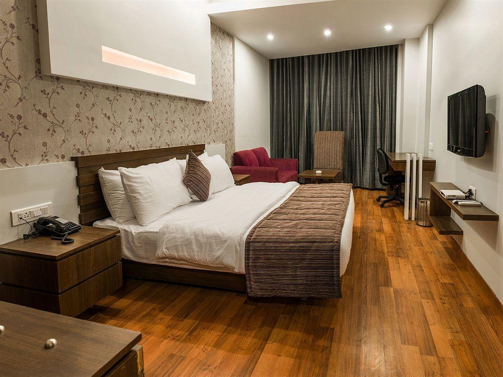 Hotel Narula'S Aurrum Амритсар Екстериор снимка