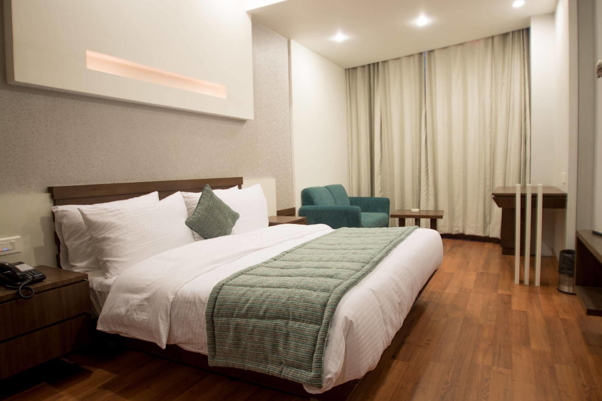 Hotel Narula'S Aurrum Амритсар Екстериор снимка