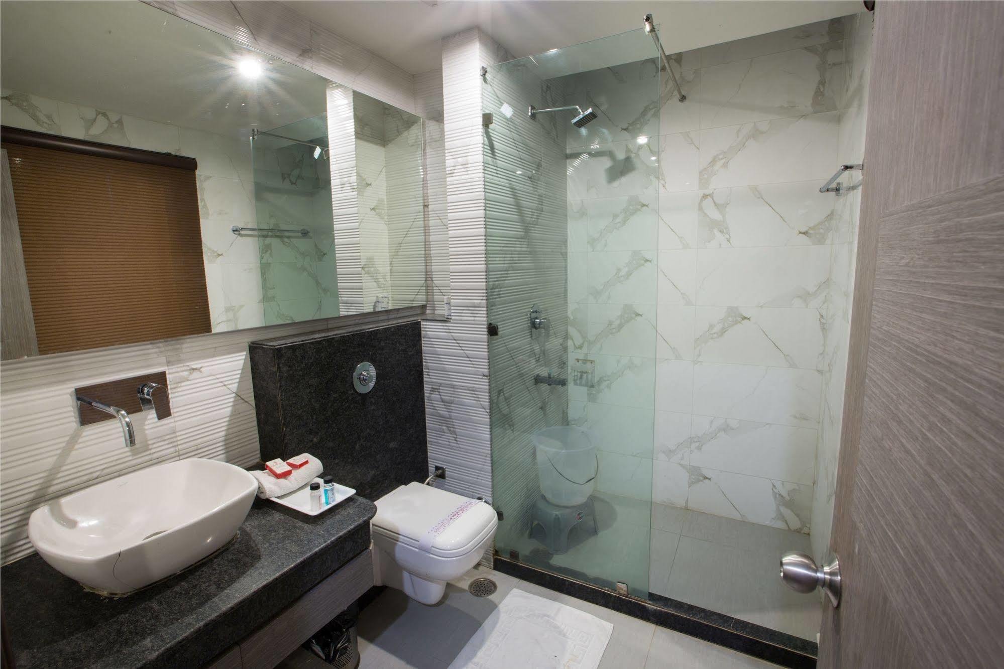 Hotel Narula'S Aurrum Амритсар Екстериор снимка